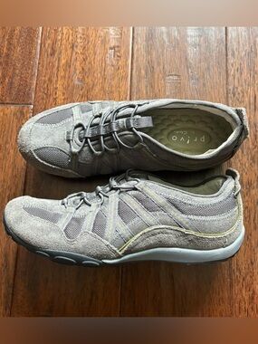 Privo by Clarks grey with green accent shoes, Size US 6.5